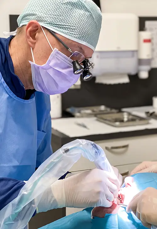 Ķirurgs ievieto implantus operācijas laikā